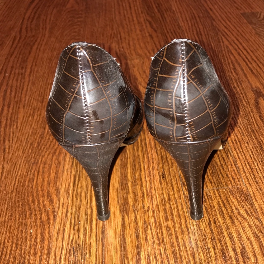 Tahari Lolly Brown Crocodile Patent Leather Heels - Picture 5 of 6
